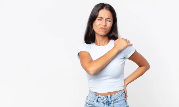 Vrij Dunne Latijns Amerikaanse Vrouw Die Zich Moe Voelt Lijdt — Stockfoto