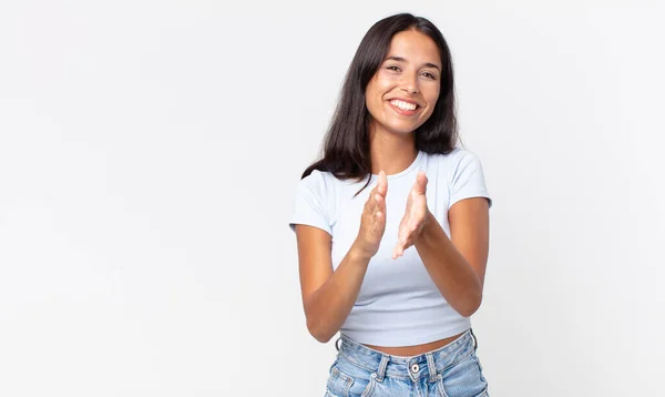 Vrij Dunne Latijns Amerikaanse Vrouw Zich Gelukkig Succesvol Voelen Glimlachen — Stockfoto