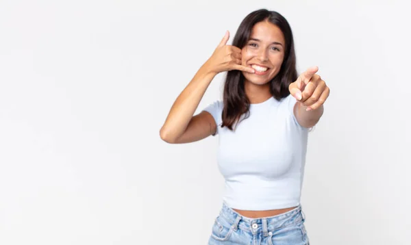 Vrij Dun Latino Vrouw Glimlachen Vrolijk Het Maken Van Een — Stockfoto