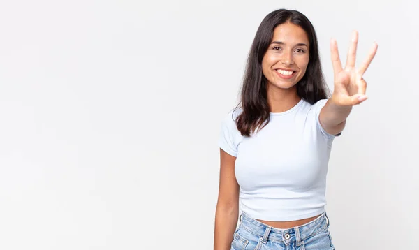 Mujer Hispana Bastante Delgada Sonriendo Buscando Amigable Mostrando Número Tres —  Fotos de Stock