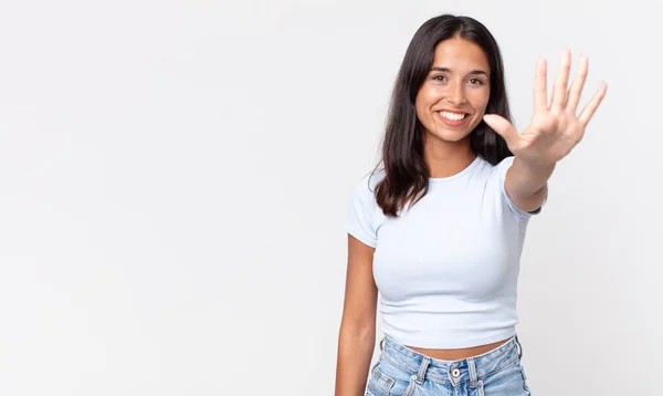 Vrij Dun Latino Vrouw Glimlachend Zoek Vriendelijk Tonen Nummer Vijf — Stockfoto