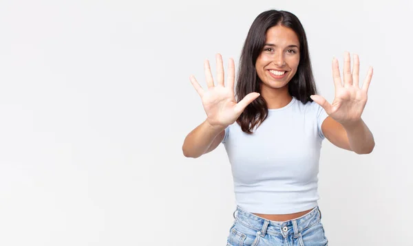 Vrij Dunne Spaanse Vrouw Glimlachend Zoek Vriendelijk Tonen Nummer Tien — Stockfoto