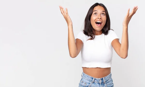 Ganska Tunn Hispanic Kvinna Känner Sig Lycklig Förvånad Lycklig Och — Stockfoto