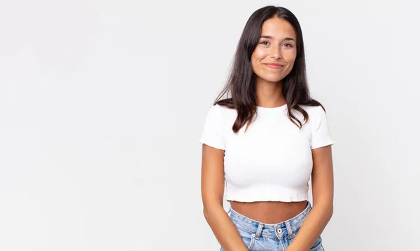 Mujer Hispana Bastante Delgada Sonriendo Positiva Confiadamente —  Fotos de Stock