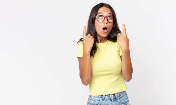 Pretty Thin Hispanic Woman Feeling Awed Open Mouthed Pointing Upwards — Stock Photo, Image