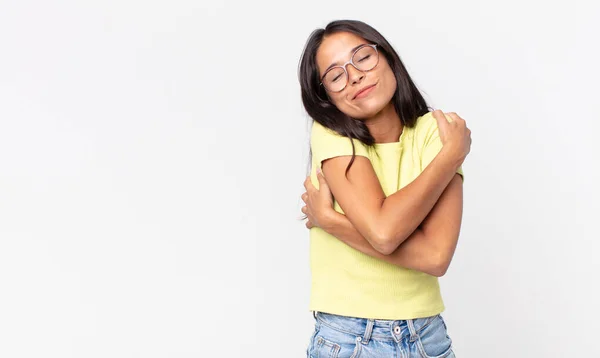 Ziemlich Dünne Hispanische Frau Fühlt Sich Verliebt Lächelt Kuschelt Und — Stockfoto