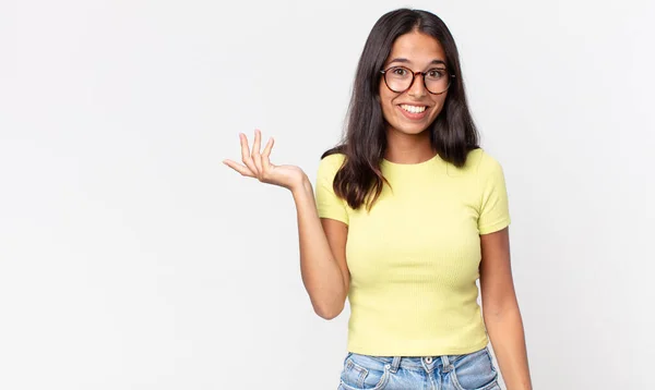 Vrij Dunne Spaanse Vrouw Zich Gelukkig Voelen Verrast Realiseren Van — Stockfoto