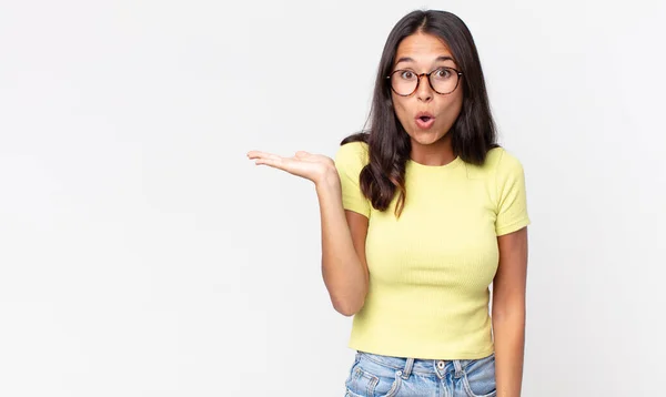 Abbastanza Sottile Donna Ispanica Guardando Sorpreso Scioccato Con Mascella Caduto — Foto Stock