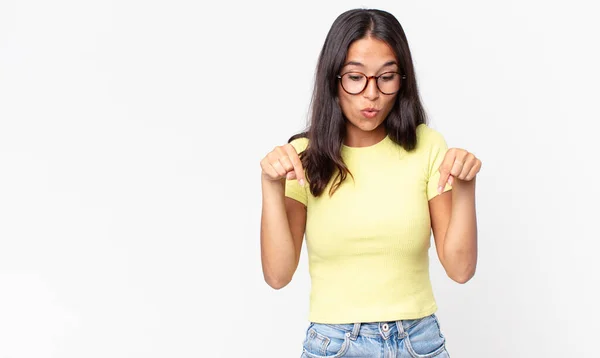 Pretty Thin Hispanic Woman Open Mouth Pointing Downwards Both Hands — Stock Photo, Image