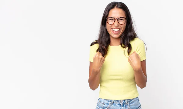 Vrij Dun Latino Vrouw Schreeuwen Triomfantelijk Lachen Zich Gelukkig Voelen — Stockfoto