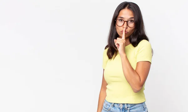 Abbastanza Sottile Donna Ispanica Chiedendo Silenzio Tranquillità — Foto Stock