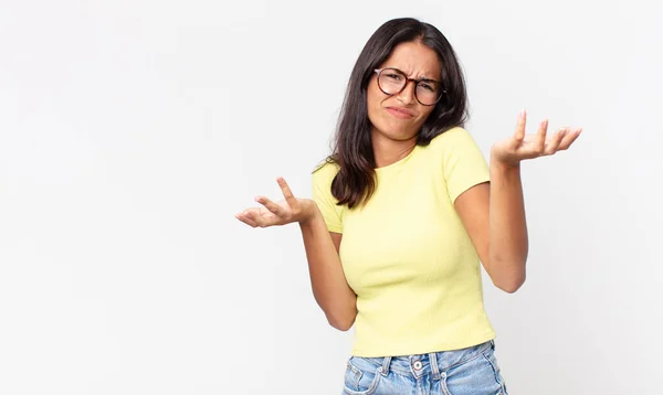 Pretty Thin Hispanic Woman Shrugging Dumb Puzzled Expression — Foto de Stock