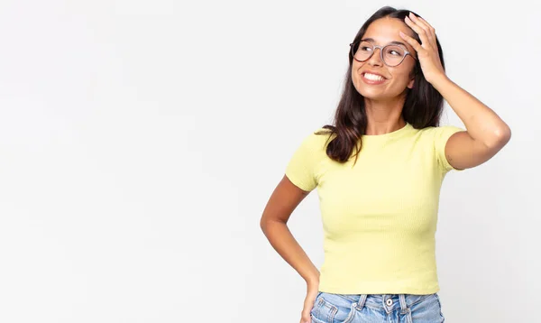 Mulher Hispânica Muito Fina Sorrindo Alegre Casualmente — Fotografia de Stock