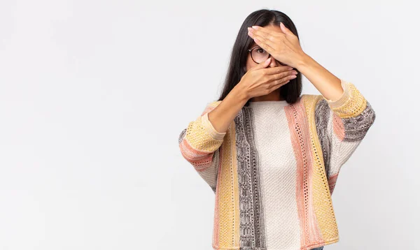 Pretty Thin Hispanic Woman Covering Face Both Hands Saying Camera — Stock Photo, Image