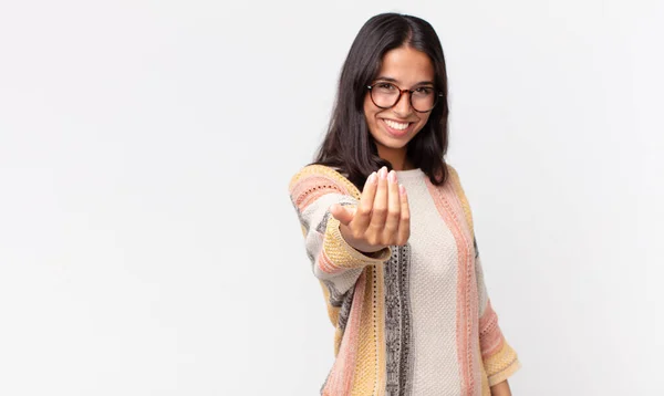 Ganska Tunn Latinamerikansk Kvinna Känner Sig Lycklig Framgångsrik Och Säker — Stockfoto