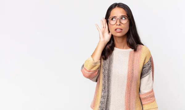 Mujer Hispana Bastante Delgada Buscando Seria Curiosa Escuchando — Foto de Stock