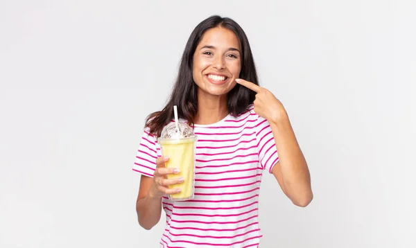 Jovem Hispânico Mulher Sorrindo Confiantemente Apontando Para Próprio Sorriso Largo — Fotografia de Stock