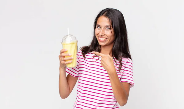 Joven Mujer Hispana Mirando Emocionada Sorprendida Señalando Lado Sosteniendo Batido —  Fotos de Stock