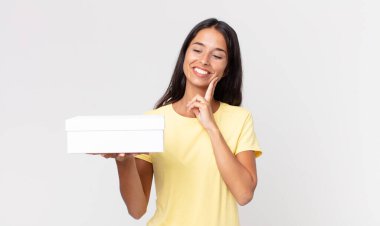 Genç İspanyol kadın mutlu bir şekilde gülümsüyor ve hayal kuruyor.