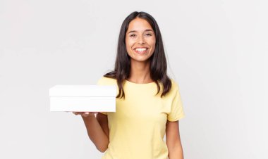 Genç İspanyol kadın mutlu ve hoş bir şekilde şaşırmış görünüyor