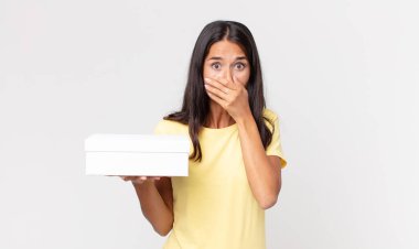 Genç İspanyol kadın şok olmuş ellerle ağzını kapatıyor.