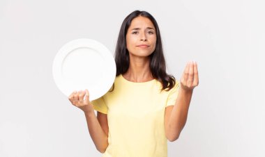 Genç İspanyol kadın kapiş ya da para hareketi yapıyor, sana ödemeni ve boş bir tabak tutmanı söylüyor.