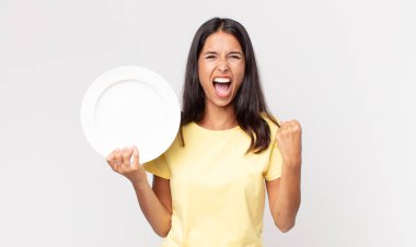 Genç İspanyol kadın sinirli bir ifadeyle bağırıyor ve elinde boş bir tabakla