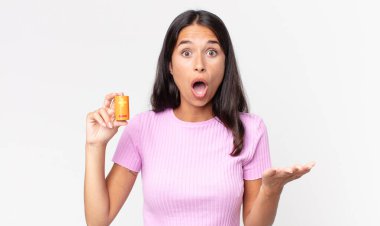 Genç İspanyol kadın, inanılmaz bir sürprizle şaşkın, şaşkın ve şaşkın bir şekilde elinde piller tutuyordu.