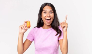 Genç İspanyol kadın, bir fikri fark ettikten ve elinde pillerle mutlu ve heyecanlı bir dahi gibi hissediyordu.