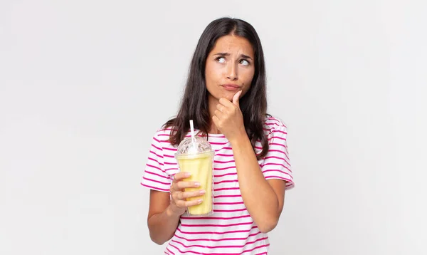 Young Hispanic Woman Thinking Feeling Doubtful Confused Holding Vanila Smoothy — Stock Photo, Image