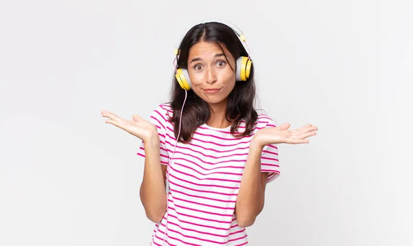 Młoda Latynoska Kobieta Czuje Się Zakłopotana Zdezorientowana Wątpi Słuchanie Muzyki — Zdjęcie stockowe
