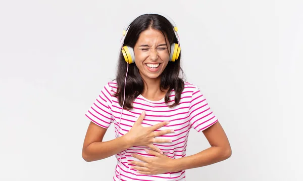 Молодая Латиноамериканка Громко Смеется Над Какой Смешной Шуткой Слушая Музыку — стоковое фото