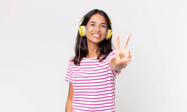 Jonge Spaanse Vrouw Glimlachend Kijkend Gelukkig Gebaren Overwinning Vrede Luisteren — Stockfoto