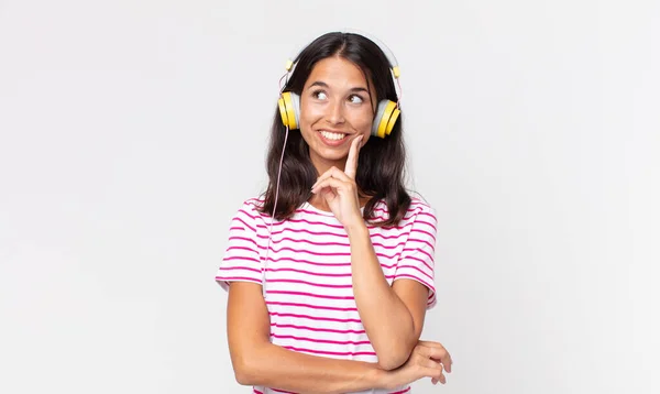 Jovem Hispânico Mulher Sorrindo Feliz Sonhando Acordado Duvidar Ouvir Música — Fotografia de Stock