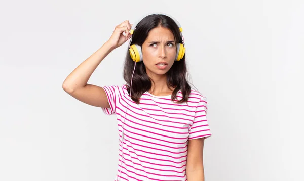 Jeune Femme Hispanique Sentant Perplexe Confus Tête Gratter Écouter Musique — Photo