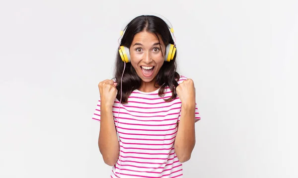 Jonge Spaanse Vrouw Voelt Zich Geschokt Lachen Vieren Succes Luisteren — Stockfoto