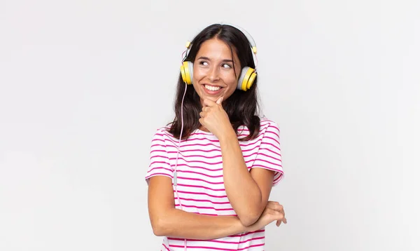 Joven Mujer Hispana Sonriendo Con Una Expresión Feliz Segura Con — Foto de Stock