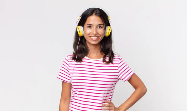 Jovem Hispânico Mulher Sorrindo Feliz Com Uma Mão Quadril Confiante — Fotografia de Stock