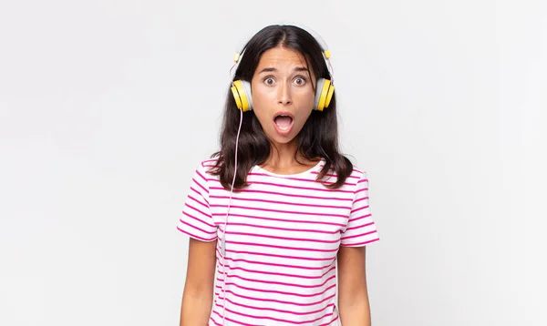 Mujer Hispana Joven Que Parece Muy Sorprendida Sorprendida Escuchando Música — Foto de Stock