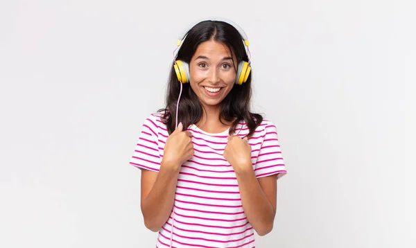 Joven Mujer Hispana Sintiéndose Feliz Señalándose Misma Con Una Música — Foto de Stock