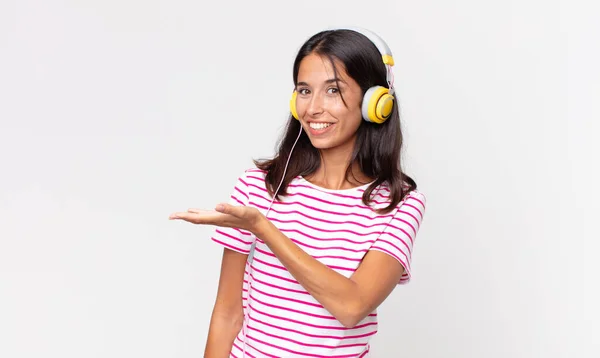 Joven Mujer Hispana Sonriendo Alegremente Sintiéndose Feliz Mostrando Concepto Escuchando — Foto de Stock