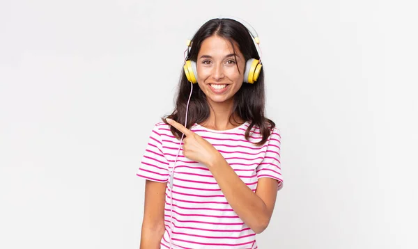 Jovem Hispânica Sorrindo Alegremente Sentindo Feliz Apontando Para Lado Ouvir — Fotografia de Stock