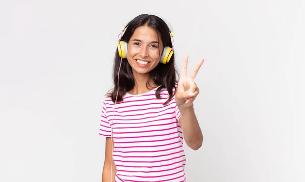 Молодая Латиноамериканка Улыбается Выглядит Дружелюбно Показывая Музыку Номер Два Наушниках — стоковое фото