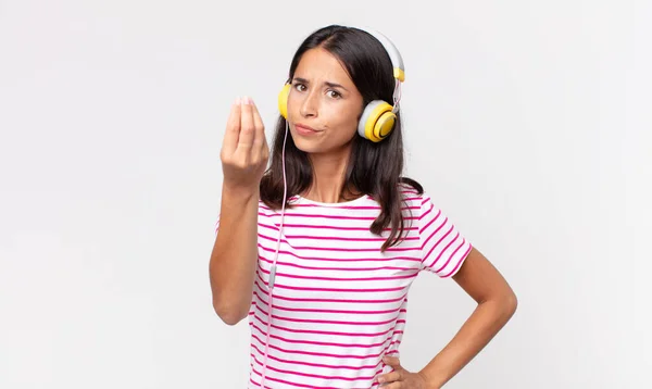 Jonge Spaanse Vrouw Maken Capice Geld Gebaar Vertellen Luisteren Muziek — Stockfoto
