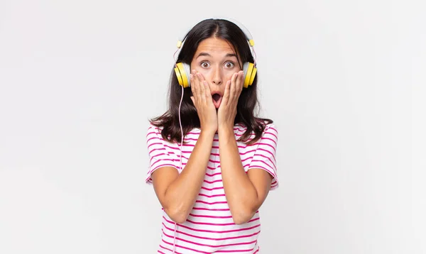 Joven Mujer Hispana Sintiéndose Conmocionada Asustada Escuchando Música Con Auriculares — Foto de Stock