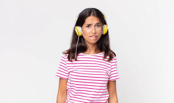 Jonge Spaanse Vrouw Zoek Verbaasd Verward Luisteren Muziek Met Koptelefoon — Stockfoto