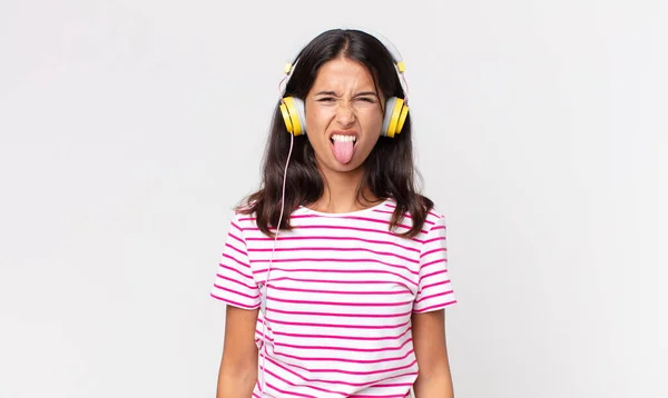 Jovem Hispânica Sentindo Enojado Irritado Língua Para Fora Ouvir Música — Fotografia de Stock