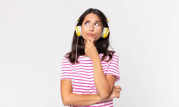 Young Hispanic Woman Thinking Feeling Doubtful Confused Listening Music Headphones — Stock Photo, Image