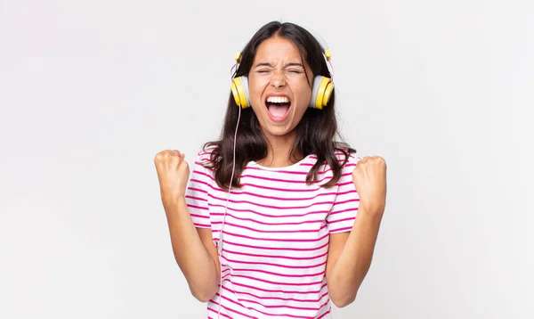 Joven Mujer Hispana Gritando Agresivamente Con Una Expresión Enojada Escuchando — Foto de Stock