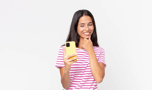 Joven Mujer Hispana Sonriendo Con Una Expresión Feliz Segura Con — Foto de Stock